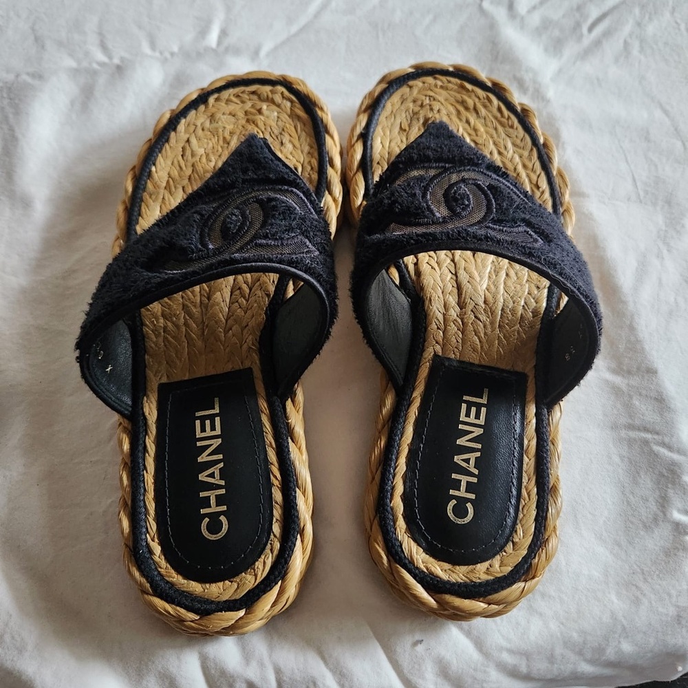 Chanel sandals leather and raffia never worn